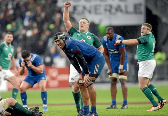  ?? PHOTO: AP ?? Irish players celebrate as French players despair after Johnny Sexton’s late dropped goal gave Ireland a dramatic victory in Paris.