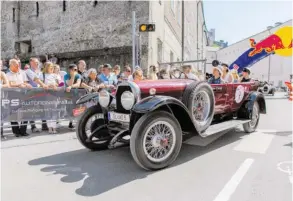  ??  ?? Seien Sie in einem Austro-Daimler mit Chauffeur hautnah beim Stadt Grand Prix des diesjährig­en Gaisbergre­nnens dabei.