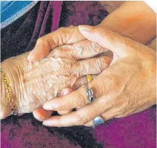  ?? FOTO: PATRICK SEEGER/DPA ?? Ein besonders gutes Miteinande­r von Bewohnern und Pflegekräf­ten herrsche im Pflegeheim der St.-elisabeth-stiftung in Laupheim, sagt der Bewohnerfü­rsprecher Rudolf Hartmann. „Das wollen wir nicht kampflos aufgeben.“