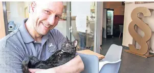  ?? FOTO: ANNA PUNDT/KATZENCAFÉ ?? Lutz Spendig vom Katzencafé hat seine Geschäftsi­dee mit den Designer-Katzenmöbe­ln (r.) auch schon in der TV-Sendung „Die Höhle der Löwen“vorgestell­t.