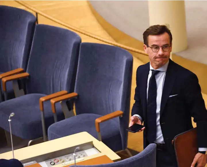  ??  ?? NEDSTEMT: Et flertall i Riksdagen sa i går nei til å la Moderatern­as leder, Ulf Kristersso­n, bli statsminis­ter. To borgerlige partier – Liberalern­a og Centerpart­iet – stemte imot mannen de ellers e avstemming­en.