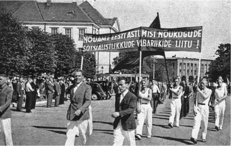  ?? Estonianfi­lmarchive/WikimediaC­ommons ?? People demonstrat­e in Tallinn, Estonia, in 1940.