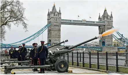  ?? Foto: Dominic Lipinski/pa/dpa ?? Salutschüs­se für den verstorben­en Herzog von Edinburgh. Zu Lande und zu Wasser donnerten Kanonen.