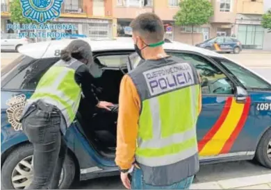  ?? D. G. P. ?? Dos policías nacionales trasladan en un vehículo al primero de los detenidos.