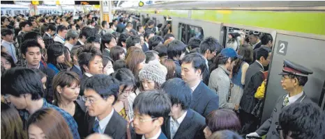  ?? FOTO: IMAGO ?? Der tägliche Wahnsinn: Tausende Pendler drängen morgens nach Tokio.