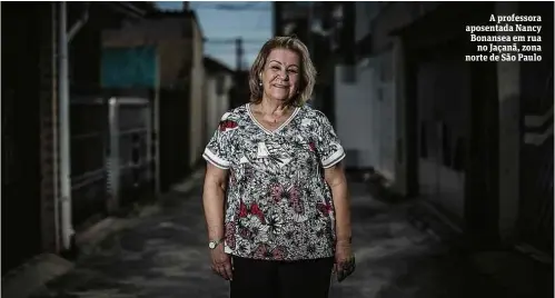  ??  ?? A professora aposentada Nancy Bonansea em rua no Jaçanã, zona norte de São Paulo