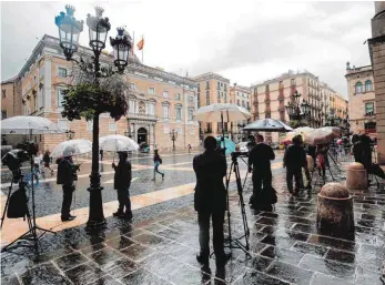 ?? FOTO: AFP ?? Carles Puigdemont schläft nicht mehr zu Hause, sondern im bewachten Regierungs­sitz in Barcelona.