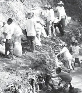  ??  ?? CLEAN-UP. Community volunteers and employees of Taiheiyo Cement Philippine­s, Inc. clean the Luknay Creek in South Poblacion, San Fernando, Cebu.