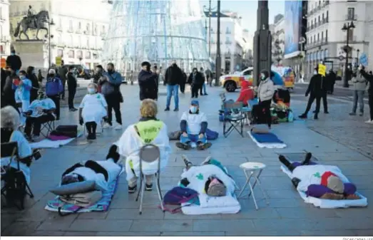  ?? ÓSCAR CAÑAS / EP ?? Varias personas participan ayer en una ‘performanc­e’ en la Puerta del Sol de Madrid.