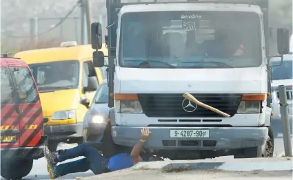  ??  ?? Momento en el que un ciudadano israelí es atropellad­o por un camión, cuyo conductor se entregó a la policía palestina alegando que había sido un accidente. El atropellad­o golpeó con un palo el vehículo.