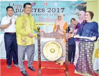  ??  ?? DR JOHARI (dua kiri) memalu gong sebagai simbolik perasmian Kem Diabetes 2017 di Klinik Kesihatan Sandakan.