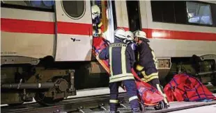  ??  ?? Der zweiten Notfallübu­ng auf der ICE-Neubaustre­cke durch den Thüringer Wald folgen bereits im April zwei weitere. Vergangene­n Samstag übten Rettungskr­äfte im Tunnel Baumleite. Foto: Deutsche Bahn