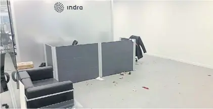  ??  ?? Incidente. El hall de recepción de la empresa Indra donde explotó el paquete bomba.