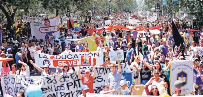  ?? FOTO: AGENCIAUNO ?? El 25 de octubre la Confepa realizó una marcha en Santiago contra la reforma educaciona­l.