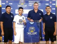  ??  ?? ANTUSIAS: Dari kiri, pelatih DBL Academy Erwin Triono, campers dari Surabaya Axel Vareno, pelatih WBA Australia Shane Froling, dan head coach DBL Academy Dimaz Muharri di DBL Academy Surabaya kemarin. DITE SURENDRA/JAWA POS