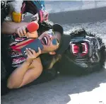  ??  ?? Un gorila ataca entre risas a una mujer.