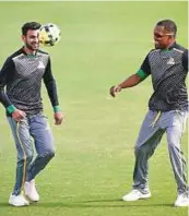  ?? Virendra Saklani/Gulf News ?? Multan Sultans’ captain Shoaib Malek and Darren Bravo at a practice session in Dubai.