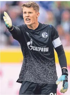  ?? FOTO: MARIUS BECKER/DPA ?? Schalkes Torwart Alexander Nübel gestikulie­rt am ersten Spieltag der Saison in der Partie gegen Borussia Mönchengla­dbach.