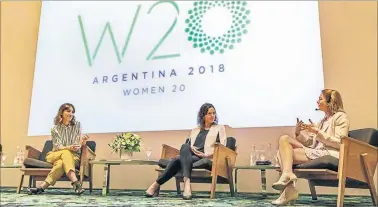  ?? G20 ARGENTINA ?? FUTURO. Villanueva, con Stanley y Katarina Barley marcó que solo un 53% de mujeres tiene aportes.