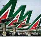  ??  ?? Molti passeggeri Alitalia sono infuriati: avevano prenotato e pagato voli che non ci saranno: destinazio­ni off- limits.