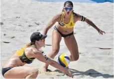  ?? FOTO: DPA ?? Heißer Sand: Chantal Laboureur (re.) und Julia Sude trotzten Sommer und Gegner, gewannen auch ihr fünftes WM-Spiel ohne Satzverlus­t.