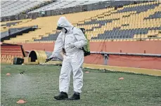  ?? /EFE. ?? La casa del Barcelona de Guayaquil fue desinfecta­da otra vez horas antes del juego por la Copa Libertador­es.