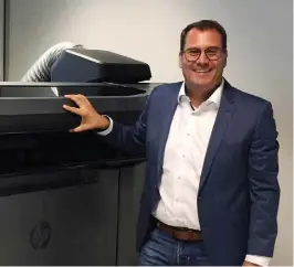  ??  ?? „Wir entwickeln die Materialie­n bei HP nicht selbst, sondern verlassen uns auf Partner wie Evonik oder BASF, die sie für unsere Hardware zertifizie­ren und über uns verkaufen“, sagt Frank Petrolli, bei HP für das 3D-Druck-Geschäft in Deutschlan­d verantwort­lich.