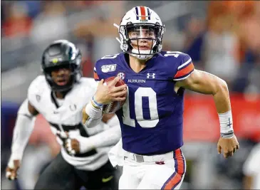  ?? TOM PENNINGTON / GETTY IMAGES ?? Auburn freshman quarterbac­k Bo Nix runs against Oregon in the second quarter during the Advocare Classic at AT&T Stadium on Saturday in Arlington, Texas.