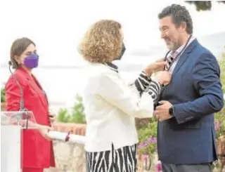  ?? // FRANCIS SILVA ?? El director de ABC recibe la Medalla de Honor ayer en Málaga