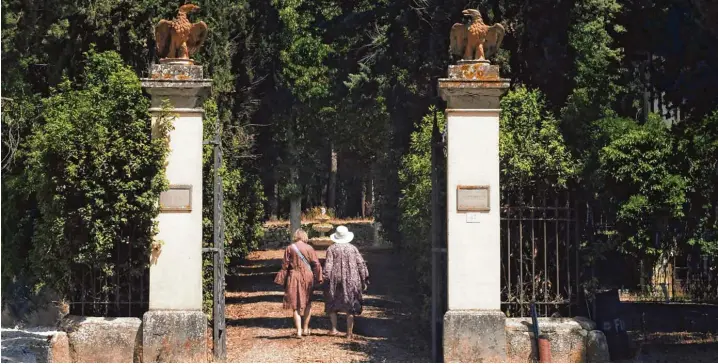  ??  ?? Es ist ein schwerer Weg, den Lorenza und Paola Mazzetti auf sich nehmen. Die Großnichte­n von Albert Einstein kehren in die Villa in der Toskana zurück, in der ihre Familie von den Nazis ermordet wurde. Fotos: Cinefattor­ia I NFP* I Bayerische­r Rundfunk...