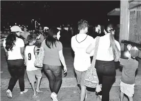  ?? CORTESÍA ?? Menores venden dulces a los turistas en el Centro Histórico de Cartagena.