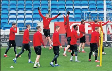  ??  ?? ESTRENO. Bale, ayer, en el último entrenamie­nto con Gales antes de jugar hoy ante Eslovaquia.