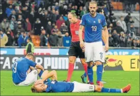  ?? GETTY IMAGES ?? Dejected Italy players after their drawn match against Sweden in Milan on Monday.