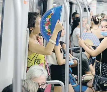  ?? Mané Espinosa ?? Imatge de l’interior del metro de Barcelona, on també s’haurà de regular la temperatur­a