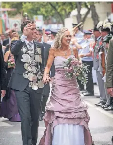  ?? RP-FOTOS (5): HANS JÜRGEN BAUER ?? Großer Jubel für das sympathisc­he Königspaar: Schützenkö­nig Rainer I. Höterkes mit seiner Königin Heike in bester Feierlaune.