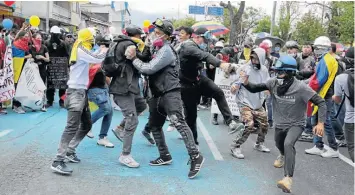 ?? Fotos | Darío Cardona | LA PATRIA ?? Jóvenes en un pogo ( baile de la música metal) durante la marcha por la Avenida Santander.