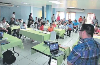  ?? FOTO: MARLIN HERRERA ?? Los expositore­s instaron a las autoridade­s a buscar medios de promoción de la paz.