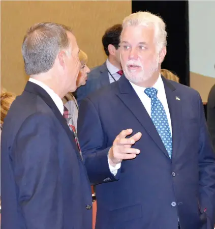  ?? PHOTO PATRICK BELLEROSE ?? Le premier ministre Couillard a eu plusieurs discussion­s sur le bois d’oeuvre hier, à Charlottet­own.