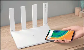  ?? ?? Huaweis router er designet, så den kan klare at stå frit fremme i et moderne hjem.