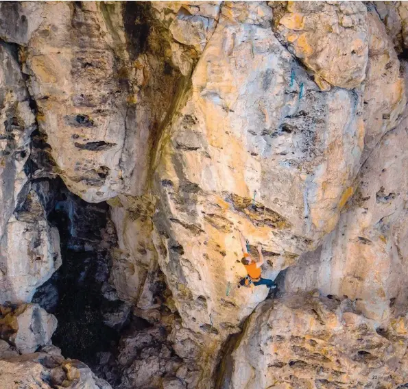  ??  ?? Deux points de vue et deux grimpeurs différents pour une même voie : Marc Salomon à gauche et Jean-Jacques “JJ” Poignant à droite dans “Pîqure d’insexe”, 6a+ aux formes incroyable­s à la Grotte du Péril Jaune à Saint Jeannet.