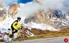  ??  ?? Sui sentieri
1 Ci si aiuta con i bastoncini da neve per il «nordic walking», la camminata nordica: si può fare su tutto l’arco alpino
2 Trekking come d’estate: a Cortina sono praticabil­i anche 5 ferrate
3 Su due ruote in salita. Successo anche per...