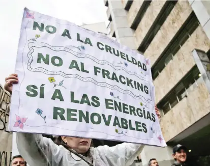  ?? FOTO ?? En diferentes momentos, los movimiento­s sociales han rechazado esta técnica de explotació­n de hidrocarbu­ros en Colombia, argumentan­do daños ambientale­s.