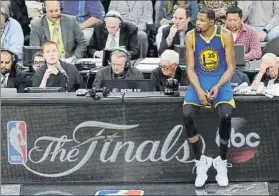  ?? FOTO: AP ?? Durant esperando entrar en cancha en uno de los partidos de semifinale­s