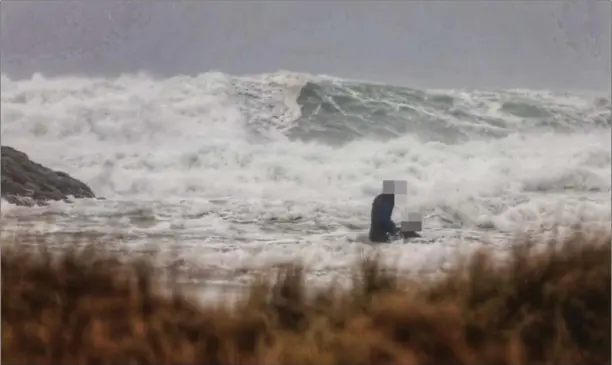  ?? FOTO: MAGNE STORØY ?? En far og hans unge sønn fotografer­t mens de leker seg i strømmene bak stormbølge­r ved Havika på Lista søndag. - Uansvarlig, mener Magne Storøy som tok bildet. Han får støtte fra Redningsse­lskapet og bølgerytte­rforeninge­n.