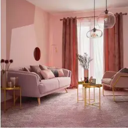  ??  ?? Douceur. Moquette shaggy «Euphoria» Artens en polypropyl­ène pour une déco total look en camaïeu de rose. 4 m de largeur, 95 €/m2. Leroy merlin.