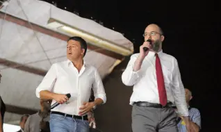  ??  ?? L’ex premier Matteo Renzi e il segretario del Pd Francesco Critelli sabato alla Festa dell’Unità