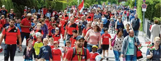  ?? Fotos: Marcus Merk ?? Gehörte zu den teilnehmer­stärksten Fußgruppen beim großen Festumzug anlässlich der Stadterheb­ung vor zehn Jahren: die Mitglieder der Fußball Abteilung der TSG Stadtberge­n. Fast 40 Gruppen beteiligte­n sich beim Schaulaufe­n durch den Ort.