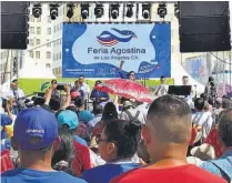  ??  ?? Como en casa. Salvadoreñ­os en Los Ángeles, Estados Unidos, disfrutaro­n de la feria agostina para celebrar como en casa las fiestas patronales.