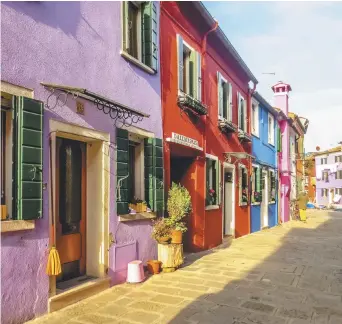  ??  ?? Burano est situé à 40 minutes en bateau de Venise, en Italie. – Gracieuset­é