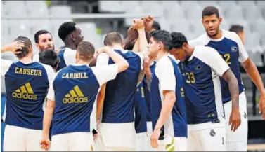  ??  ?? Los jugadores del Real Madrid se conjuran antes del partido frente al Joventut en Badalona.